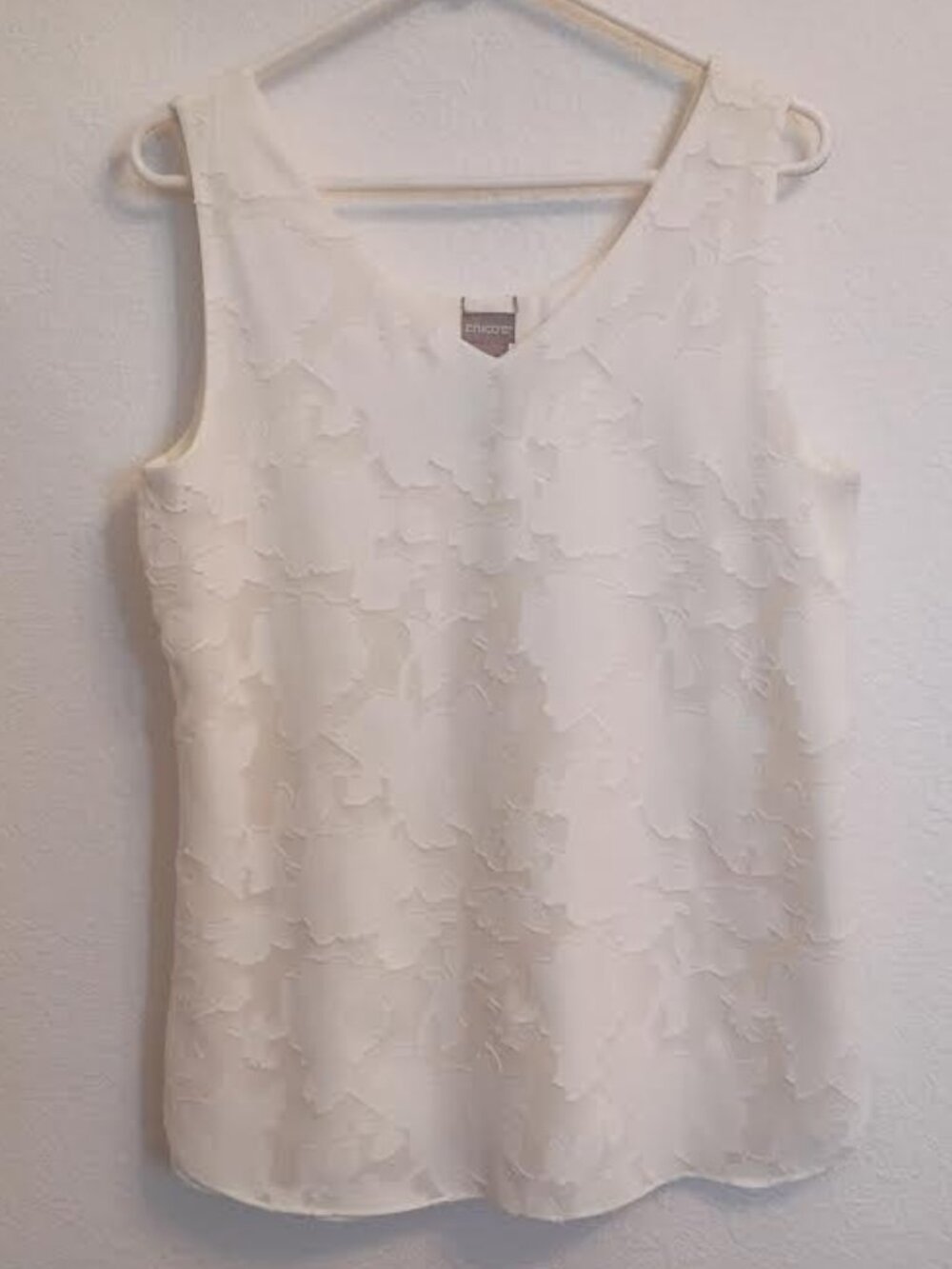 CHICO'S WOMEN'S TOP CREAM SLEEVELESS FRAYED FLORAL LINED SIZE 1 (MEDIUM)